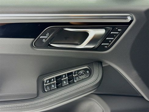 Used 2025 Porsche Macan image 11