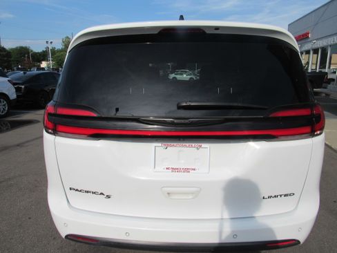 Used 2025 Chrysler Pacifica Limited FWD image 6