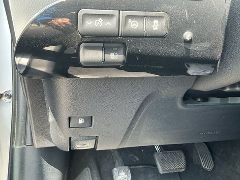 Used 2017 Toyota Prius Three FWD image 31