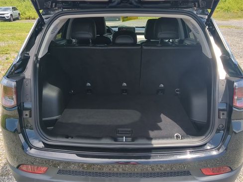 Used 2022 Jeep Compass Limited image 9