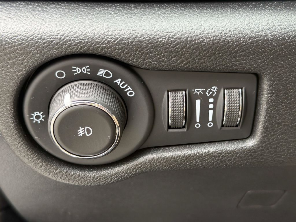 Used 2025 Chrysler Pacifica Limited FWD image 25