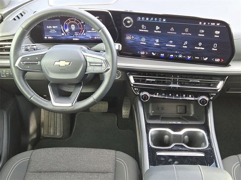 Used 2024 Chevrolet Traverse LT image 23