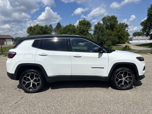 Used 2024 Jeep Compass Limited AWD/4WD image 2