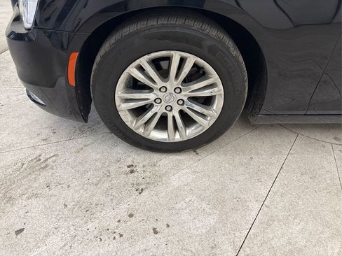 Used 2018 Chrysler 300 Touring w/ Driver Convenience Group RWD image 11