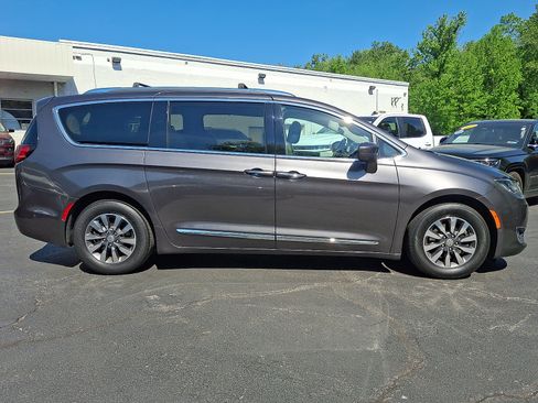 Used 2020 Chrysler Pacifica Touring-L Plus FWD image 7