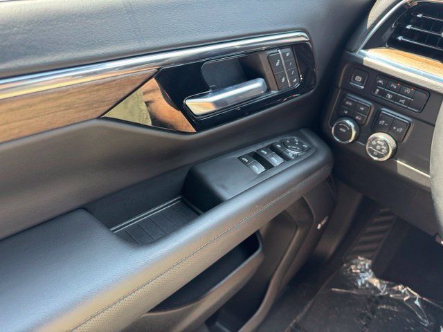Used 2025 Chevrolet Suburban High Country AWD/4WD image 27