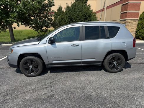 Used 2017 Jeep Compass Sport w/ Power Value Group AWD/4WD image 2