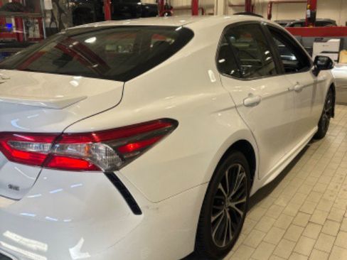 Used 2018 Toyota Camry SE image 6