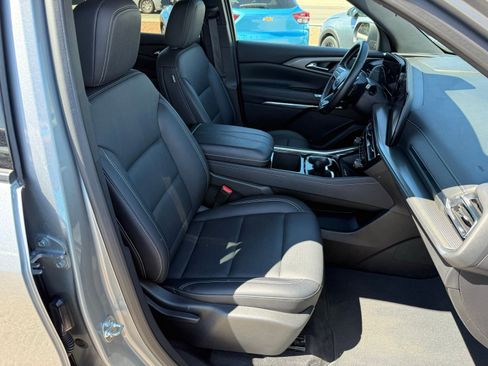Used 2025 Chevrolet Traverse LT image 30