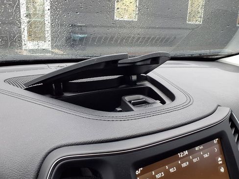 Certified 2023 Jeep Cherokee Altitude Lux image 11