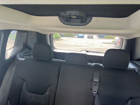 Used 2017 Jeep Renegade Latitude w/ Trailer Tow Group AWD/4WD image 10