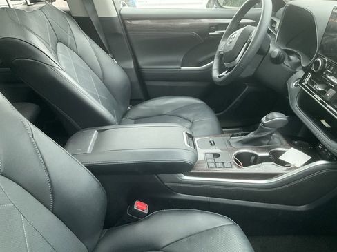 Used 2024 Toyota Highlander Platinum image 3