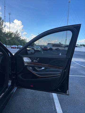 Used 2018 Mercedes-Benz S 560 Sedan w/ AMG Line Exterior image 29