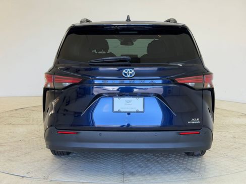 Used 2021 Toyota Sienna XLE w/ XLE Plus Package image 9