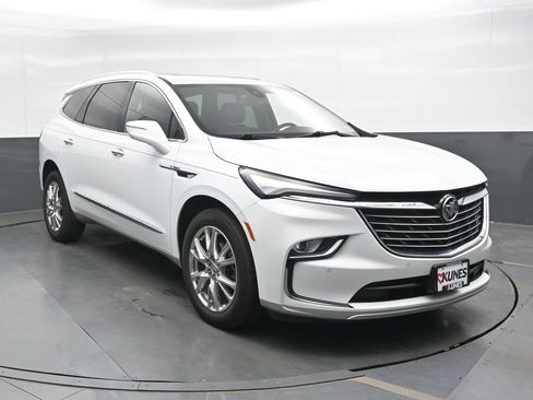 Used 2023 Buick Enclave Essence w/ Experience Buick Package AWD/4WD image 4