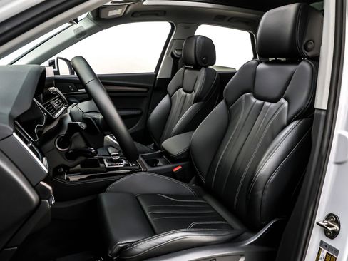 Used 2025 Audi Q5 e Premium Plus w/ Premium Plus Package image 18