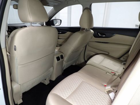 Used 2019 Nissan Rogue SV image 11