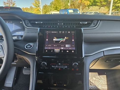 New 2025 Jeep Grand Cherokee Laredo image 16