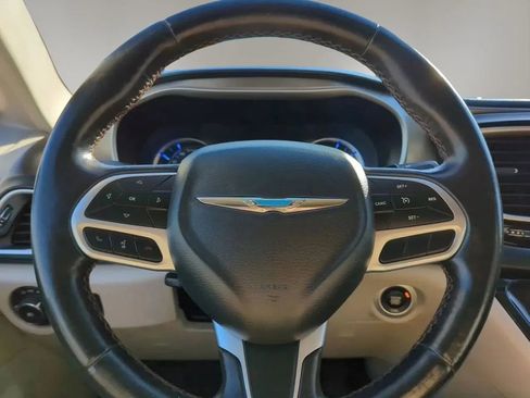 Used 2020 Chrysler Pacifica Touring-L FWD image 15
