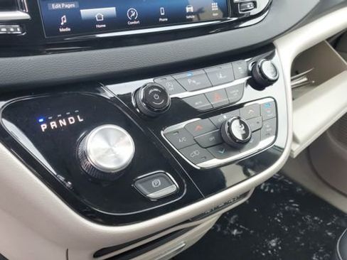 Certified 2024 Chrysler Pacifica Touring-L image 14