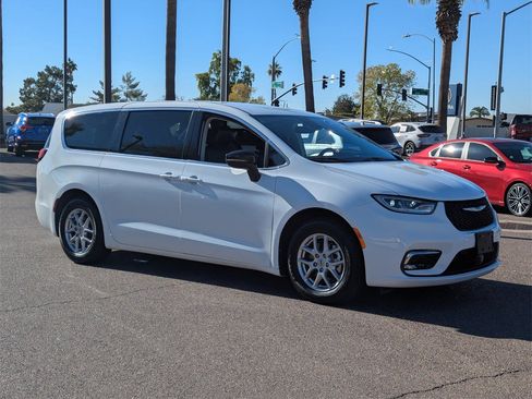 Used 2024 Chrysler Pacifica Touring-L image 8