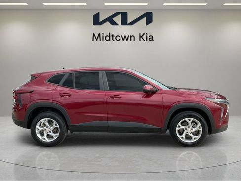 Used 2024 Chevrolet Trax LS w/ LS Convenience Package FWD image 2