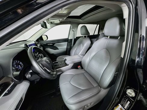 Used 2023 Toyota Highlander XLE AWD/4WD image 17
