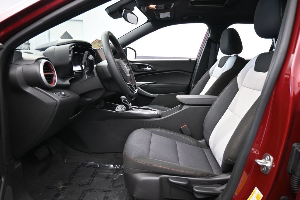 Used 2025 Chevrolet Trax RS w/ Sunroof Package FWD image 11