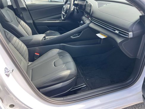 Used 2025 Hyundai Elantra Limited image 13