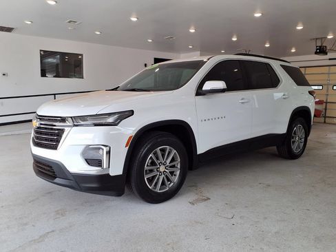 Used 2023 Chevrolet Traverse LT FWD image 2