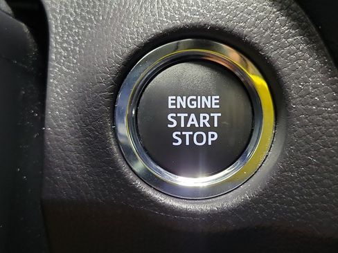 Used 2025 Toyota RAV4 XLE FWD image 33