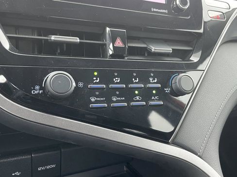 Used 2021 Toyota Camry LE image 28