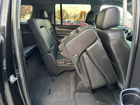 Used 2019 Chevrolet Suburban LT RWD image 24