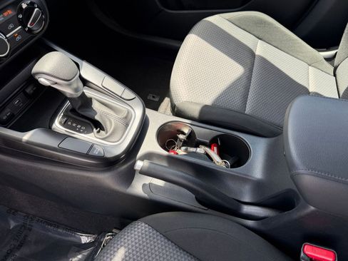 Used 2025 Kia Soul LX w/ LX Technology Package FWD image 36