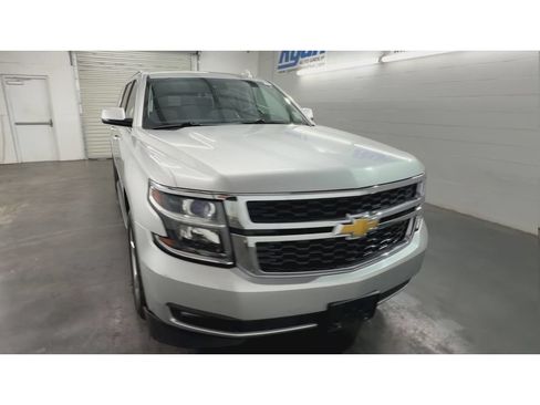 Used 2016 Chevrolet Suburban LT RWD image 3