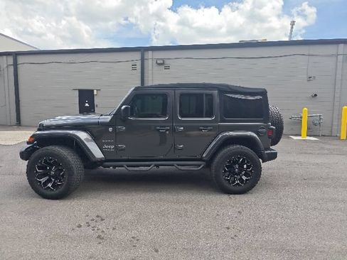 Used 2018 Jeep Wrangler Unlimited Sahara AWD/4WD image 6