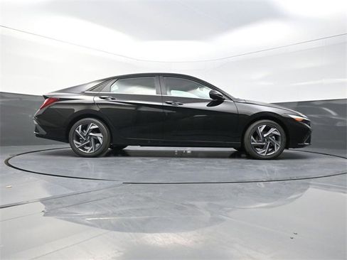 New 2026 Hyundai Elantra Limited image 39