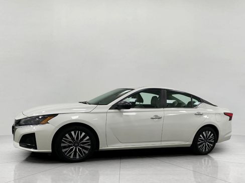 Certified 2025 Nissan Altima 2.5 SV FWD image 36