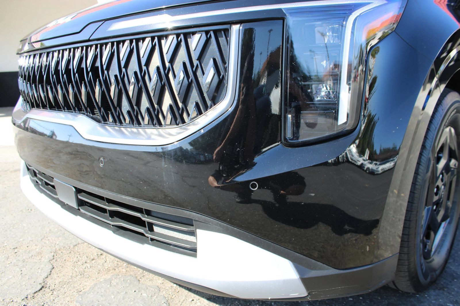 Used 2025 Kia Carnival FWD image 4