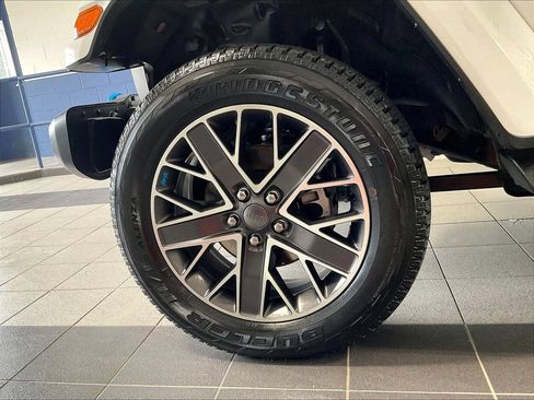 Used 2023 Jeep Wrangler Unlimited Sahara AWD/4WD image 7