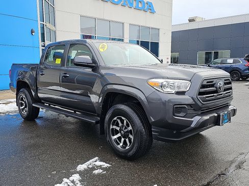 Used 2018 Toyota Tacoma SR image 3