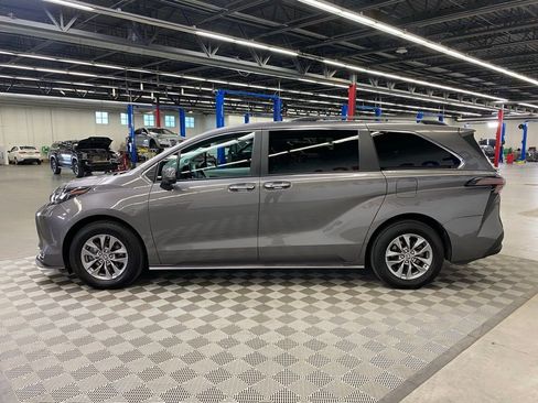 Used 2024 Toyota Sienna XLE w/ XLE Plus Package image 5