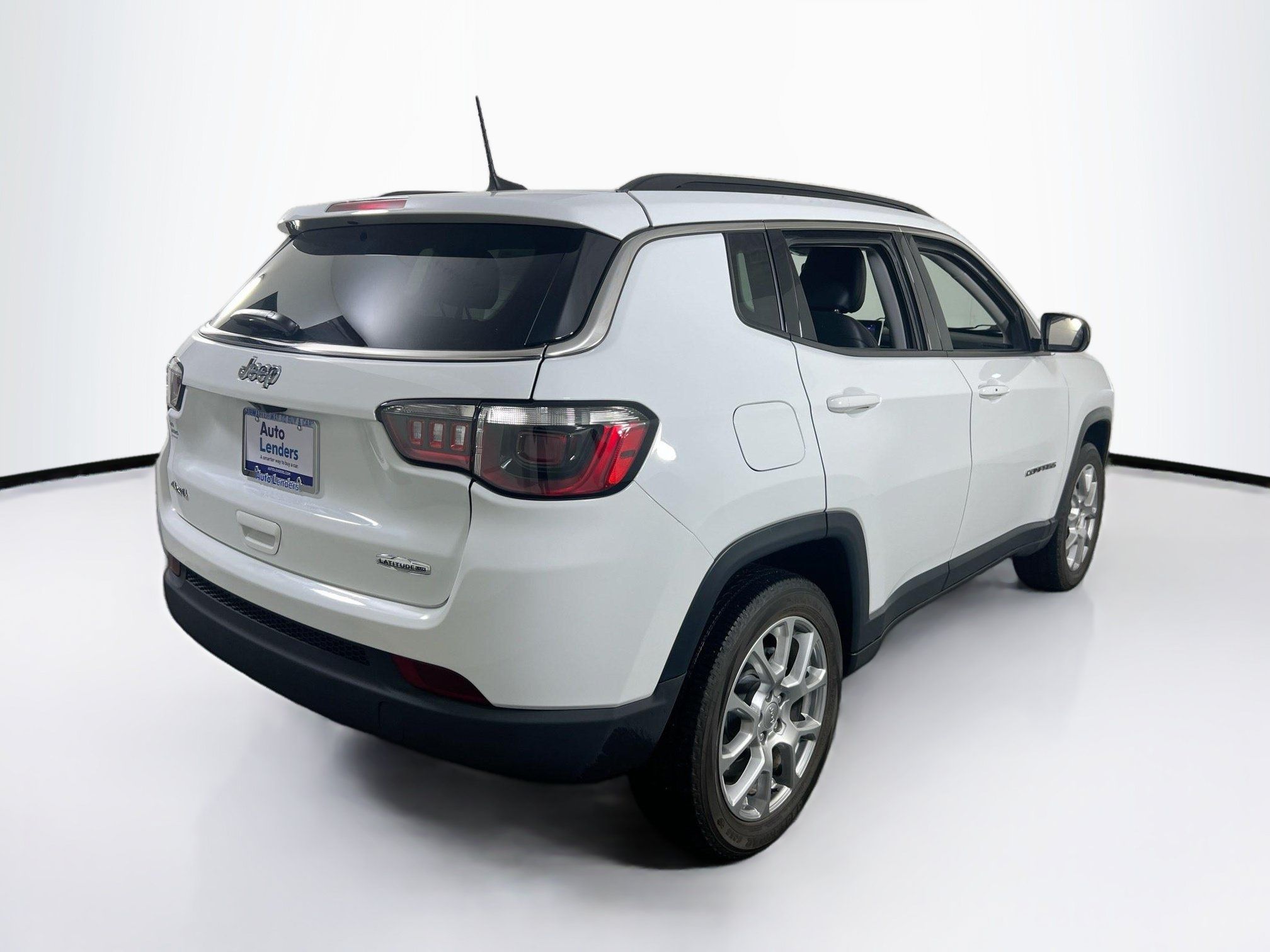 Used 2022 Jeep Compass Latitude w/ Sun and Sound Group AWD/4WD image 5