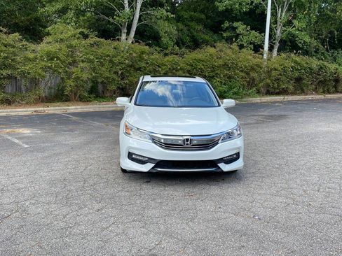 Used 2017 Honda Accord SE image 2