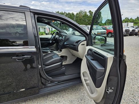 Used 2019 Dodge Grand Caravan SXT image 28