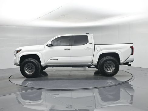 Used 2025 Toyota Tacoma SR5 AWD/4WD image 30
