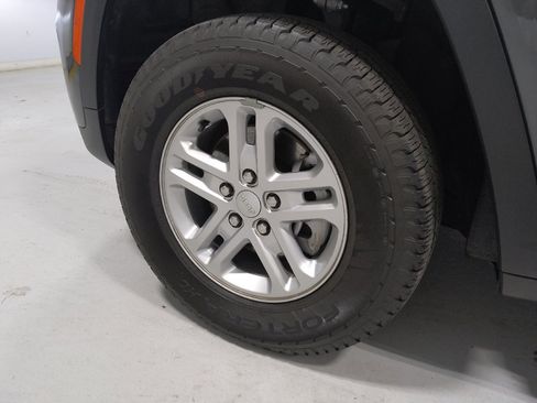 Used 2023 Jeep Grand Cherokee Laredo w/ Luxury Tech Group I AWD/4WD image 31