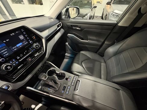 Used 2021 Toyota Highlander XLE AWD/4WD image 30