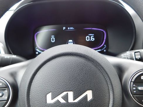 Used 2025 Kia Soul LX w/ LX Technology Package FWD image 30