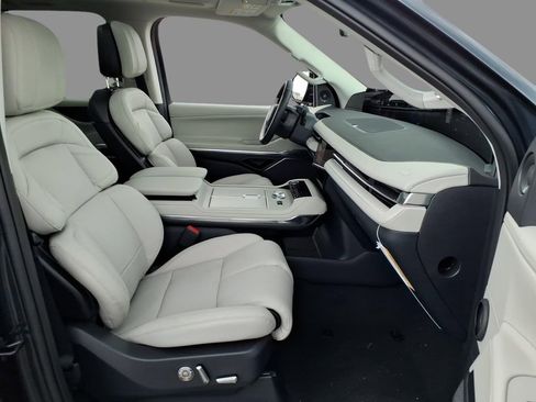 New 2026 Lincoln Navigator Reserve AWD/4WD image 13